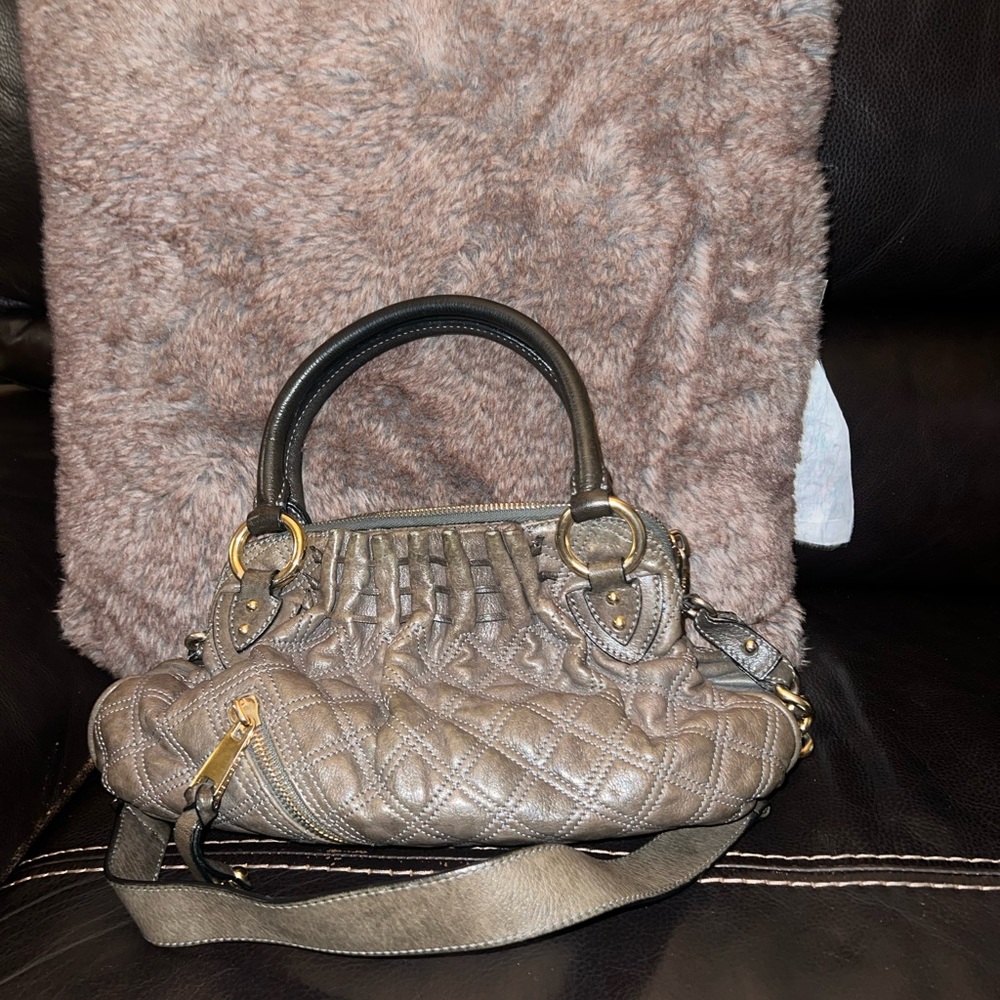 Marc Jacob’s Elegant Quilted Handbag in Gray